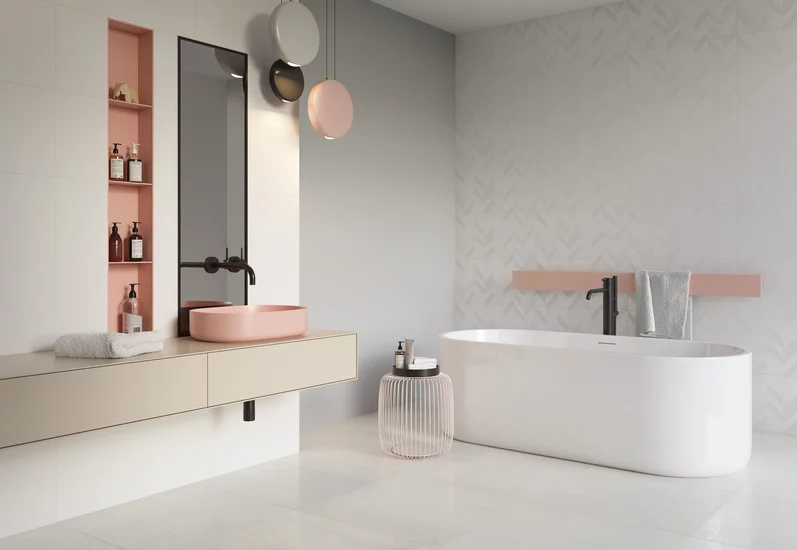 Nowoczesna łazienka z jasnymi płytkami kamieniopodobnymi z kolekcji MOTIVO i różowymi wnękami oraz armaturą.