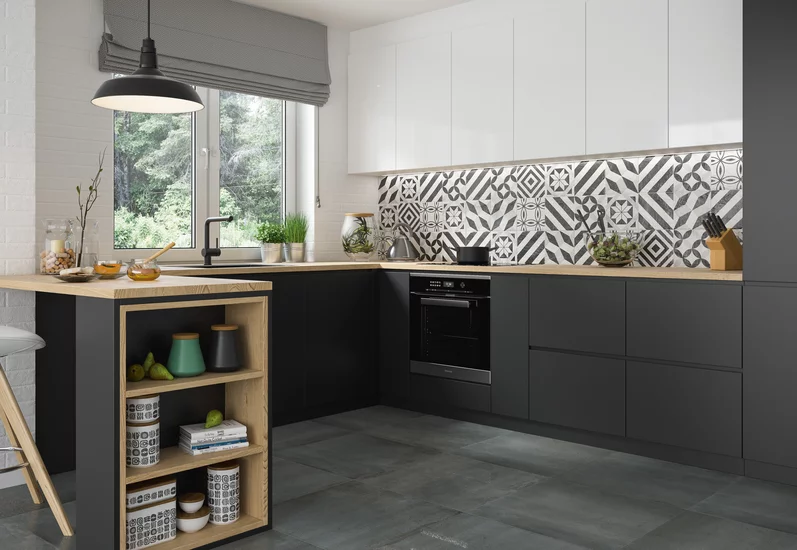 Nowoczesna kuchnia z dekoracyjnymi płytkami z kolekcji Modern i ciemnymi płytkami na podłodze.
