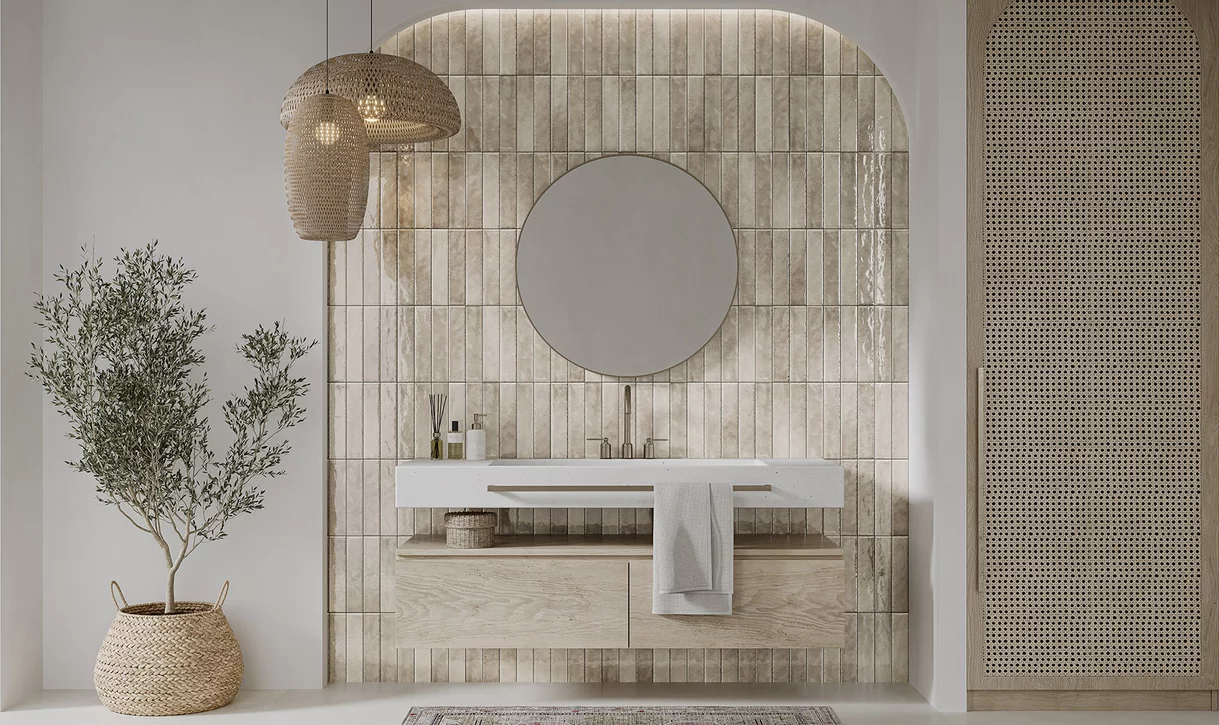 Łazienka z zaokrągloną ścianą z błyszczącymi płytkami kamieniopodobnymi z kolekcji Monpelli i prostokątną umywalką.