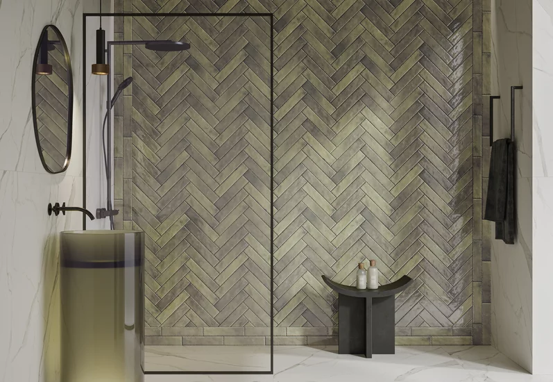 Minimalistyczna łazienka z zielonymi płytkami kamieniopodobnymi z kolekcji Monpelli i białymi płytkami marmurowymi na podłodze.