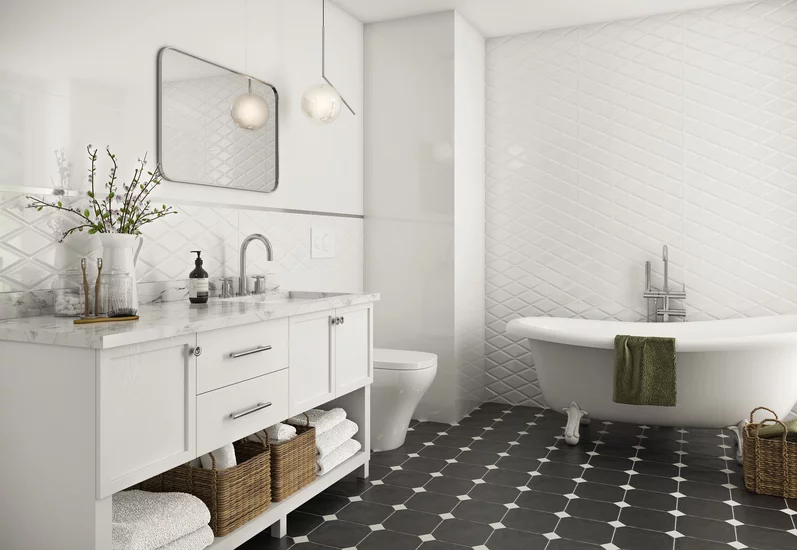 Jasna łazienka z czarnymi geometrycznymi płytkami na podłodze oraz białymi płytkami na ścianach z kolekcji Moonlight.