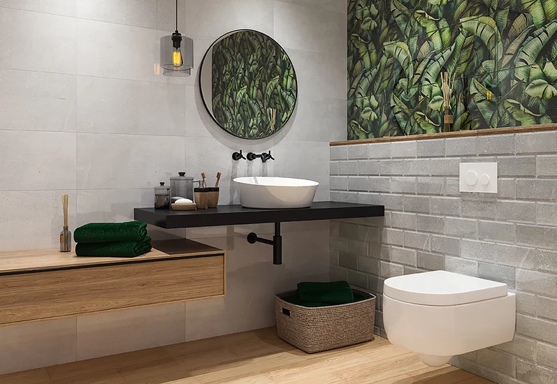 Nowoczesna łazienka z jasnoszarymi płytkami i dekoracyjnymi zielonymi płytkami z kolekcji Natura oraz drewnopodobną podłogą.