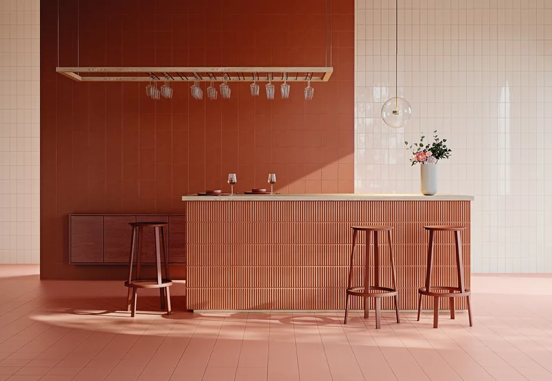 Nowoczesna kuchnia z matowymi i błyszczącymi ceramicznymi płytkami z kolekcji Neve Creative oraz drewnianymi meblami.