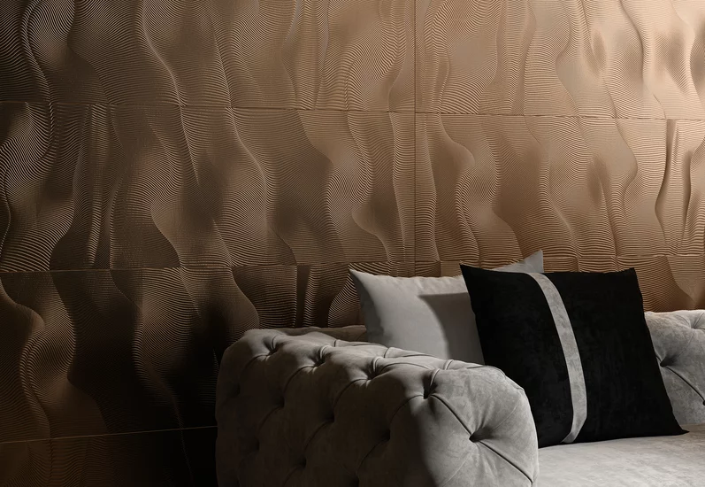 Nowoczesne wnętrze z brązowymi płytkami z falistym wzorem z kolekcji Night Queen i szarą pikowaną sofą.