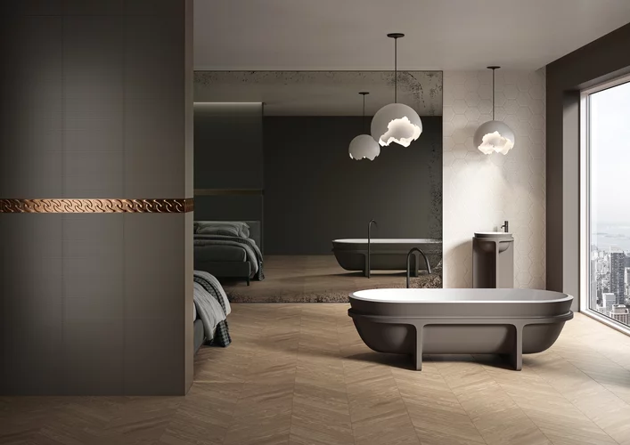 Nowoczesna łazienka z ciemnobrązowym dekorem z kolekcji Noisy Whisper i podłogą z płytek drewnopodobnych.