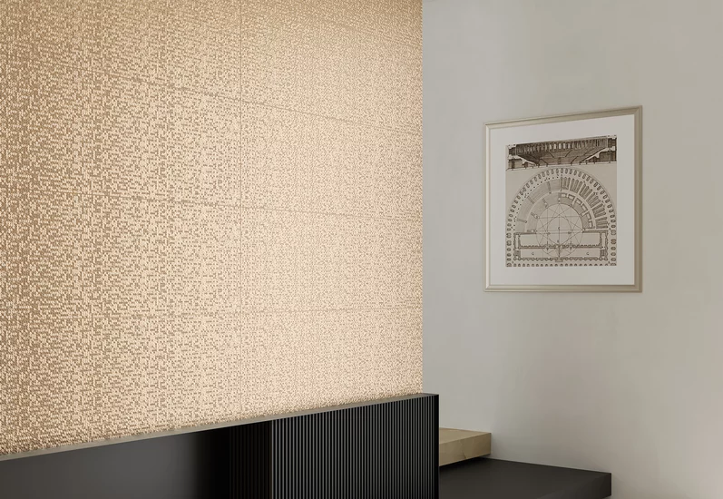 Wnętrze z błyszczącymi płytkami z kolekcji Noisy Whisper oraz czarnym kominkiem.