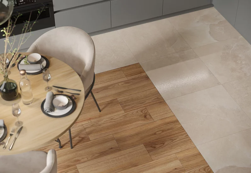 Nowoczesna kuchnia z podłogą z płytek drewnopodobnych z kolekcji Oldwood i beżowymi płytkami kamieniopodobnymi.