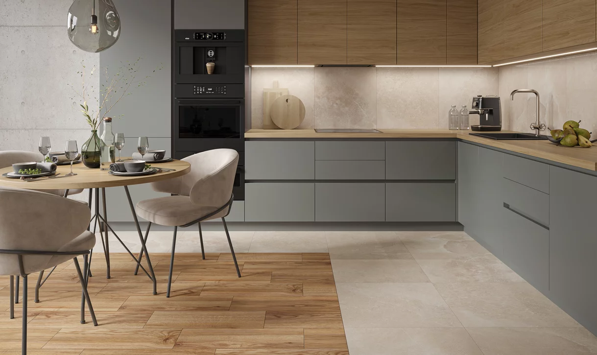 Nowoczesna kuchnia z jasnobeżowymi płytkami kamieniopodobnymi oraz płytkami drewnopodobnymi z kolekcji Oldwood.
