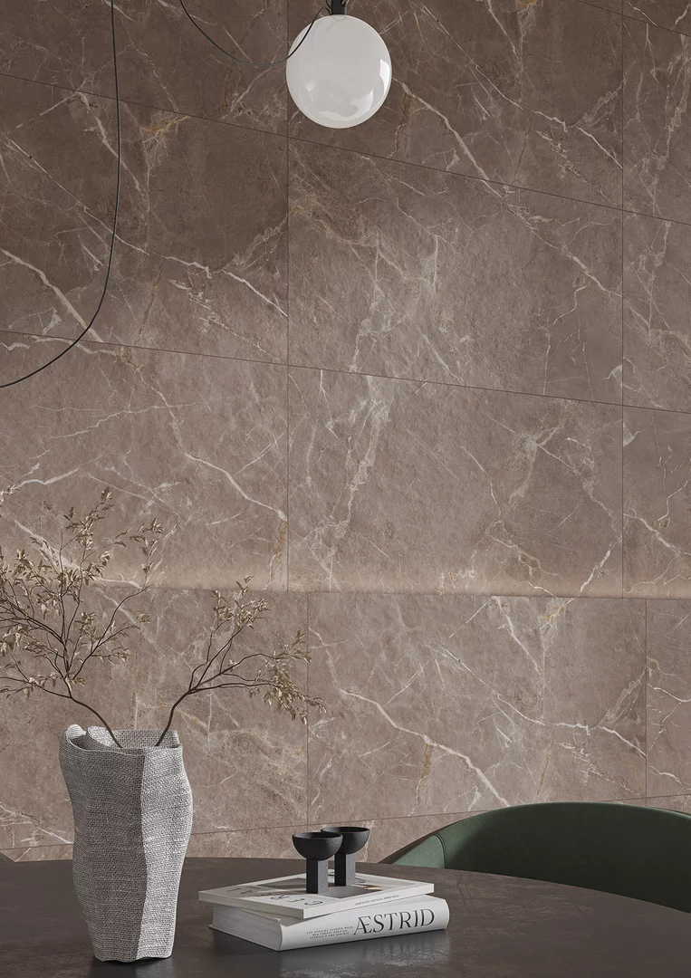 Stylowa przestrzeń jadalniana z brązową ścianą z płytek Proud Champagne i designerskimi dodatkami.