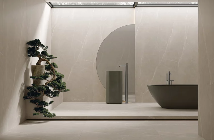 Minimalistyczna łazienka z beżowymi płytkami inspirowanymi kamieniem z kolekcji Ritual i drzewkiem bonsai.