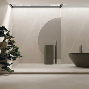 Minimalistyczna łazienka z beżowymi płytkami inspirowanymi kamieniem z kolekcji Ritual i drzewkiem bonsai.