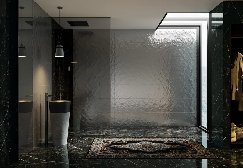 Nowoczesna łazienka z czarnymi płytkami marmurowymi z kolekcji Sleeping Beauty i szarą teksturowaną ścianą.