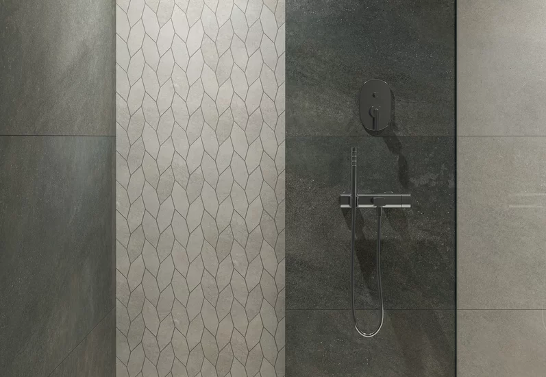 Nowoczesna kabina prysznicowa z szarymi płytkami kamieniopodobnymi oraz płytkami mozaikowymi z kolekcji Smoothstone.