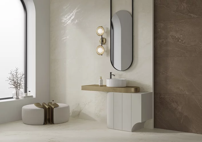 Jasne płytki Soft Cream na ścianie i podłodze w nowoczesnej, minimalistycznej łazience.