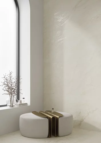 Minimalistyczna łazienka z jasnymi płytkami Soft Cream tworzącymi spokojne, eleganckie wnętrze.