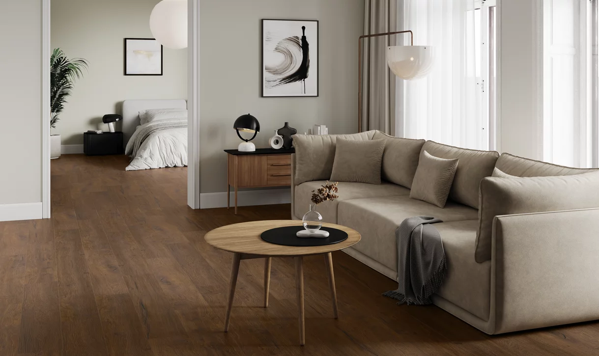 Nowoczesne wnętrze z płytkami drewnopodobnymi z kolekcji Spacewood w salonie i sypialni.