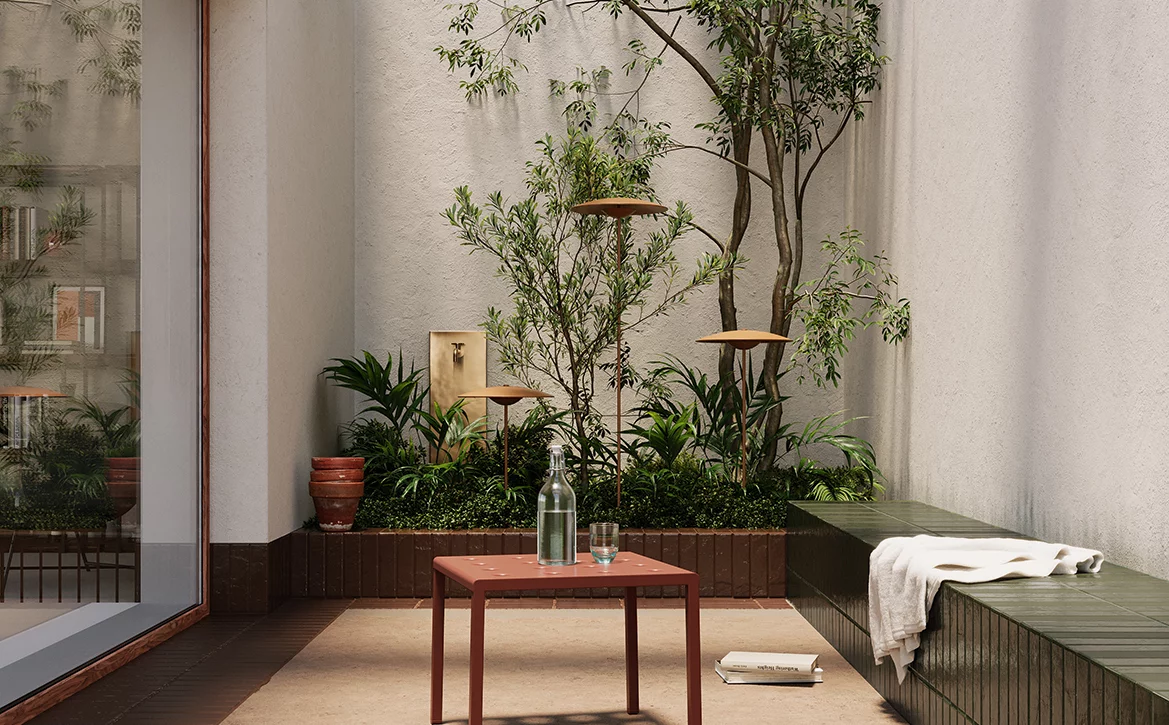 Minimalistyczny dziedziniec z jasnobeżowymi płytkami klinkierowymi z kolekcji Sundown i roślinami.