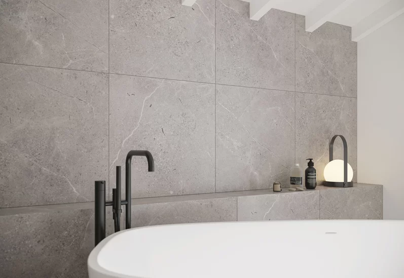 Minimalistyczna łazienka z dużymi szarymi płytkami imitującymi beton z kolekcji Sunnydust.