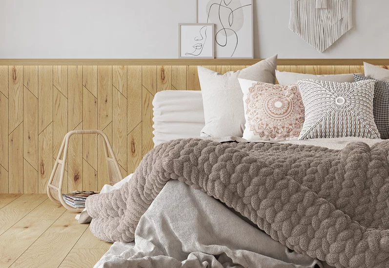 Przytulna sypialnia w stylu skandynawskim z drewnopodobnymi płytkami z kolekcji Trueland.