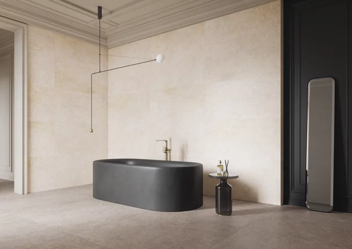 Nowoczesna łazienka z beżowymi płytkami Urban Champagne, czarną wanną i minimalistycznym oświetleniem.