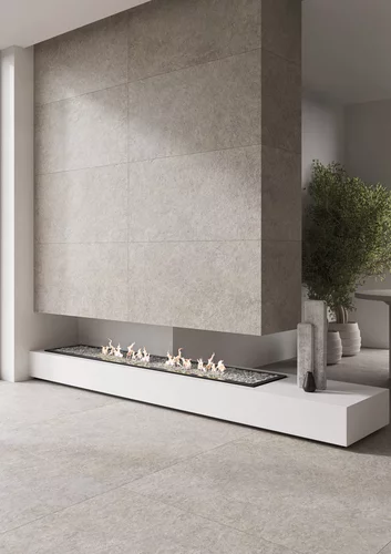 Nowoczesne wnętrze z betonowymi płytkami Urban Champagne, minimalistycznym kominkiem i naturalnymi dodatkami.