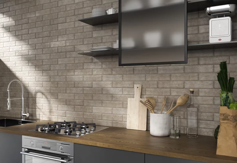 Nowoczesna kuchnia z beżowymi płytkami klinkierowymi z kolekcji Viano na ścianie nad blatem.