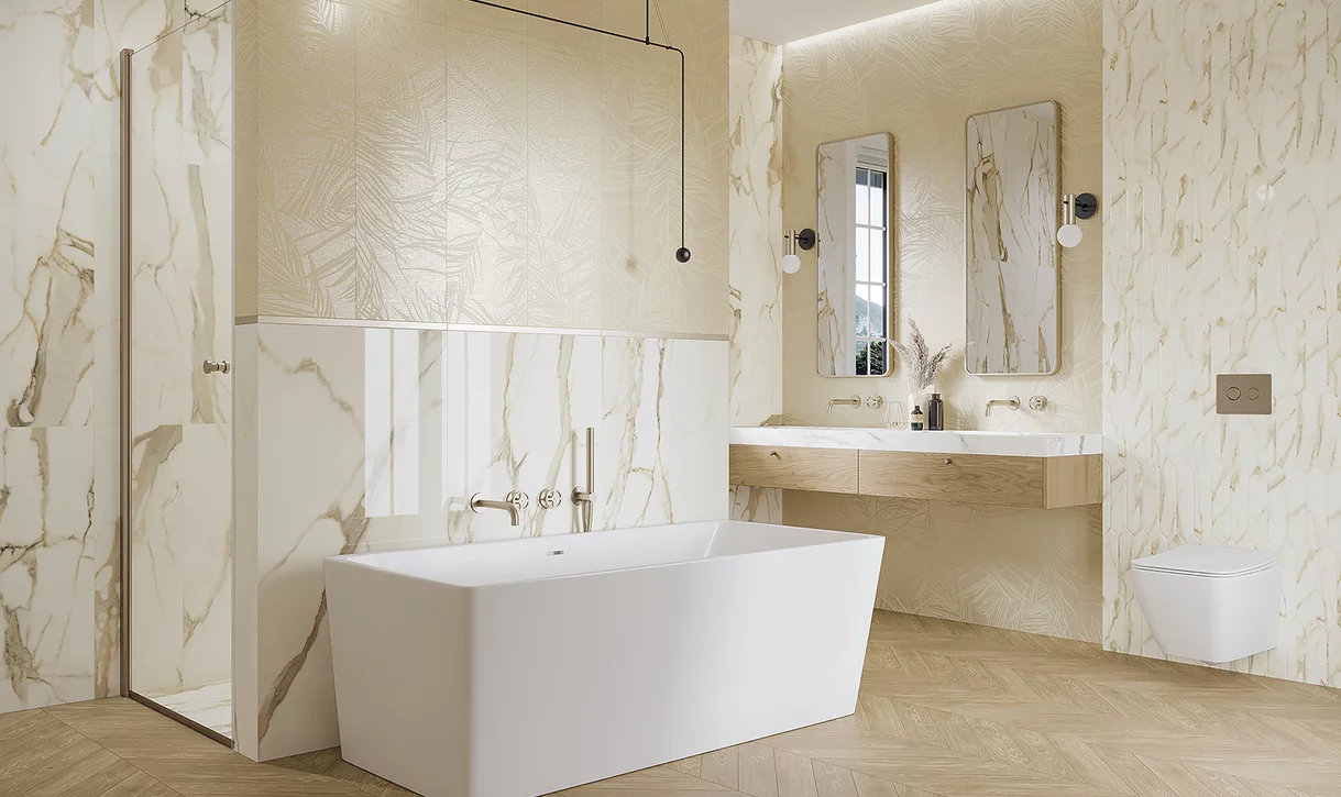 Elegancka łazienka z marmurowymi płytkami inspirowanymi kamieniem z kolekcji Warm wind i drewnopodobną podłogą ułożoną w jodełkę.