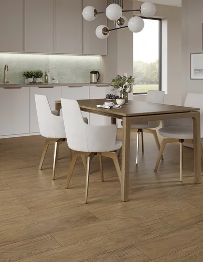 Jadalnia w stylu skandynawskim z drewnopodobnymi płytkami z kolekcji Warmwood i kamienną ścianą kuchenną.