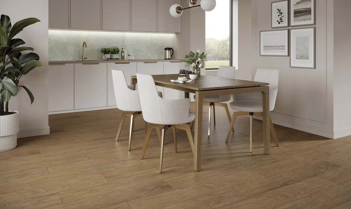 Jadalnia w stylu skandynawskim z drewnopodobnymi płytkami z kolekcji Warmwood i kamienną ścianą kuchenną.