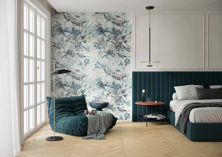 Sypialnia z kwiatowym dekoracyjnym panelem z płytek inspirowanych kamieniem z kolekcji Wonder sky i podłogą z płytek drewnopodobnych.
