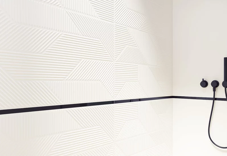 Minimalistyczna łazienka z białymi płytkami ściennymi z kolekcji Woodskin i czarną armaturą.