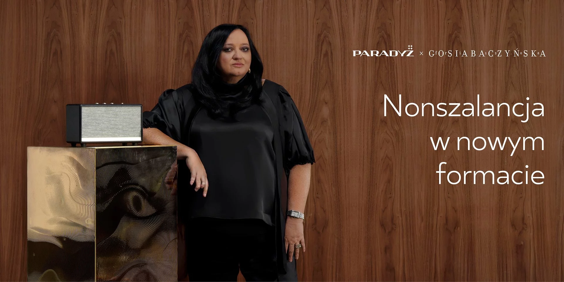 Projektantka Gosia Baczyńska na tle płytek z oferty Ceramiki Paradyż