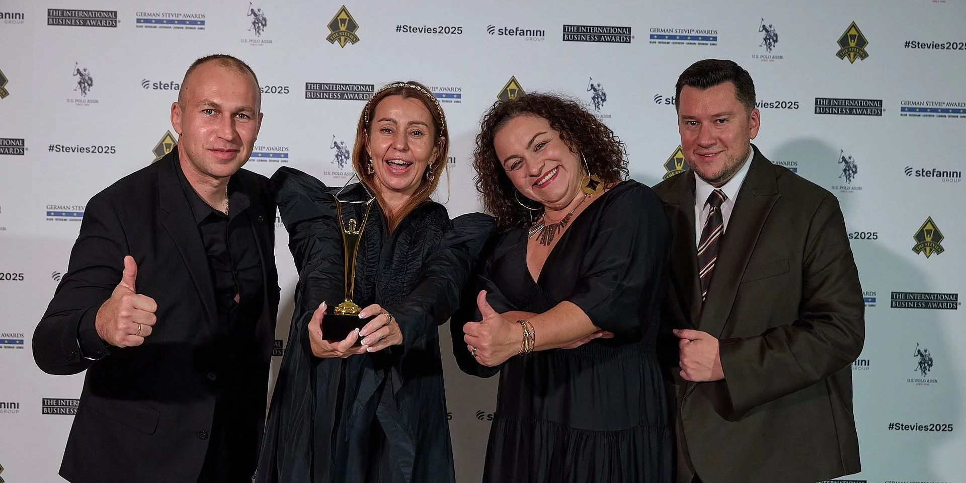 Przedstawiciele Ceramiki Paradyż z nagrodą Stevie Awards