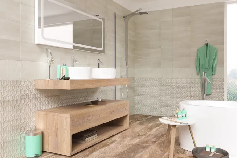 Nowoczesna łazienka z drewnopodobnymi płytkami na podłodze i kamieniopodobnymi płytkami ściennymi z geometrycznym reliefem.