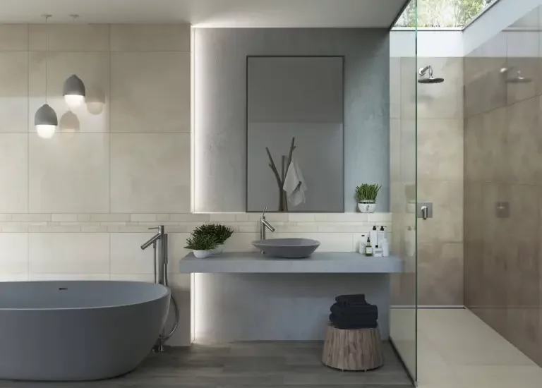 Nowoczesna łazienka z płytkami kamieniopodobnymi na ścianach i drewnopodobną podłogą.