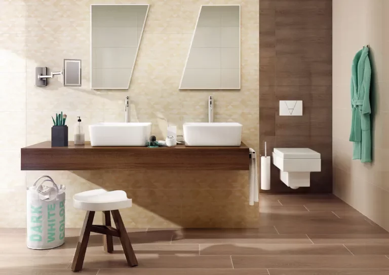 Nowoczesna łazienka z jasnobeżowymi płytkami kamieniopodobnymi na ścianach i drewnopodobnymi na podłodze i ścianie akcentowej.