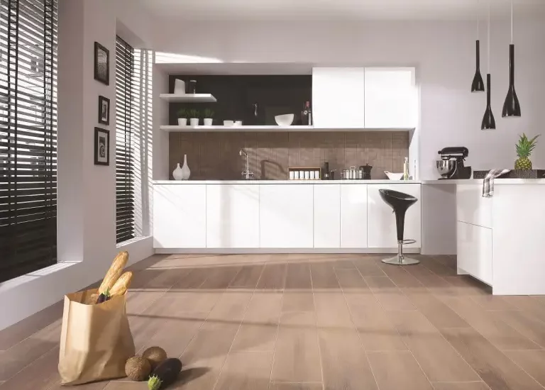 Nowoczesna kuchnia z podłogą z płytek drewnopodobnych i brązowym kamieniopodobnym panelem nad blatem.