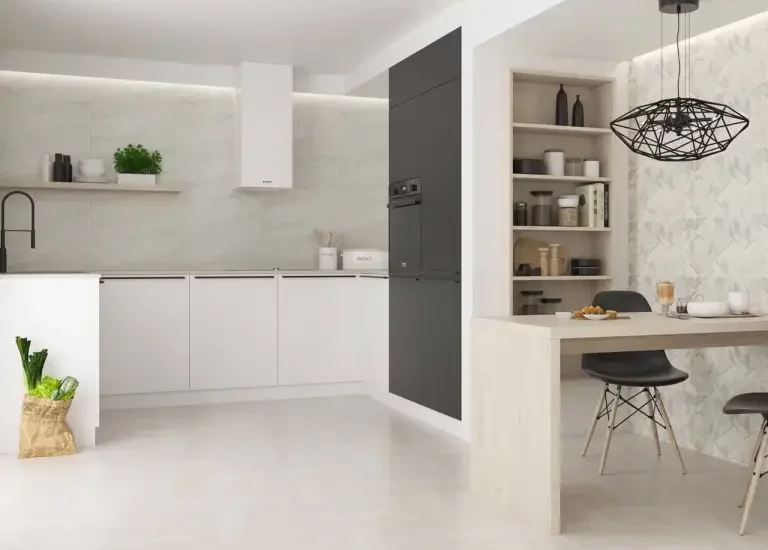 Nowoczesna kuchnia z jasnymi płytkami kamieniopodobnymi na ścianach i podłodze oraz czarnymi matowymi szafkami.