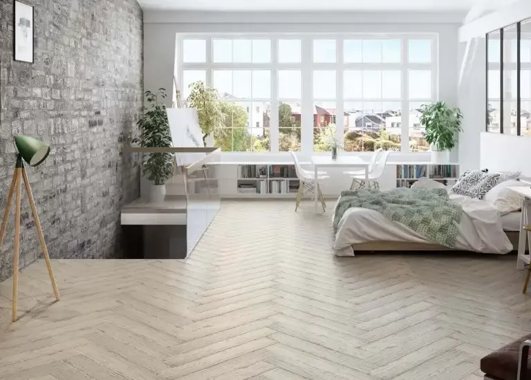 Nowoczesna sypialnia w stylu loft z jasną podłogą z płytek drewnopodobnych i ścianą z kamieniopodobnych płytek.