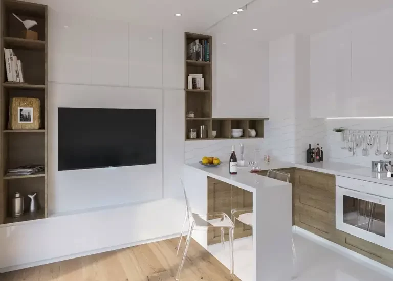 Nowoczesna minimalistyczna kuchnia z błyszczącymi białymi płytkami na ścianach i drewnopodobnymi na meblach.