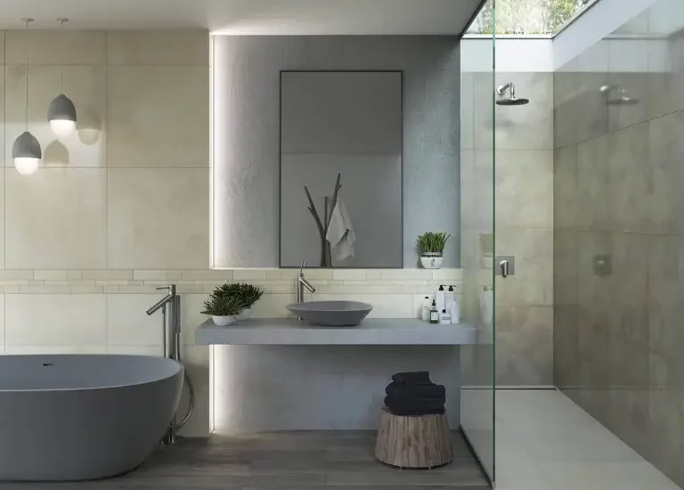 Nowoczesna łazienka z szarymi płytkami kamieniopodobnymi na ścianach i drewnopodobną podłogą.