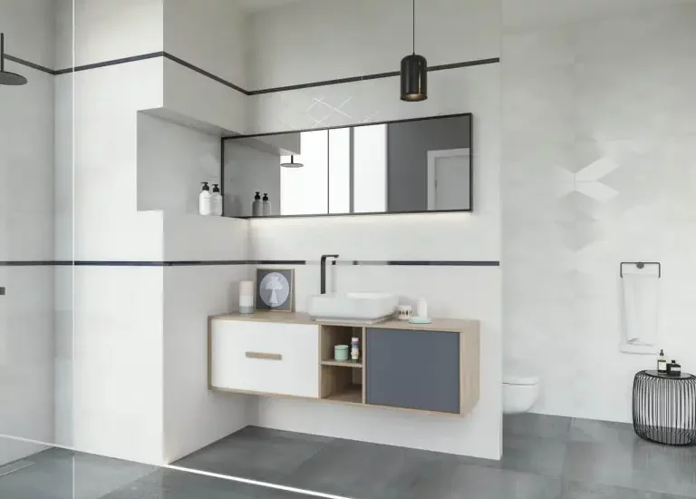 Nowoczesna łazienka z jasnoszarymi płytkami kamieniopodobnymi na ścianach i ciemnoszarymi płytkami imitującymi beton na podłodze.