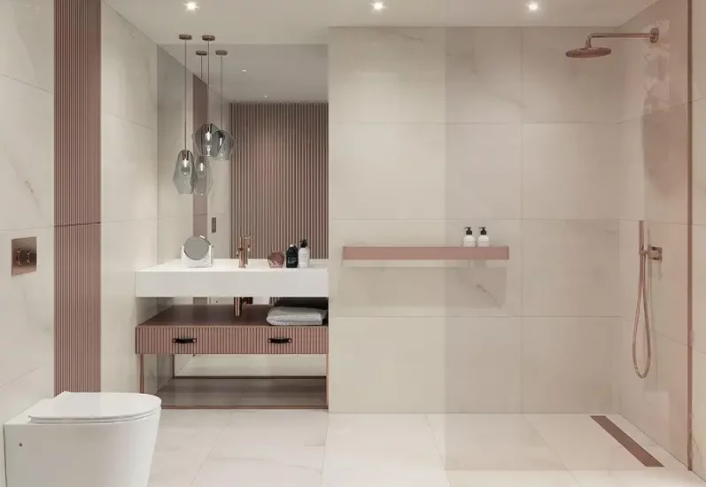 Nowoczesna łazienka z dużymi płytkami marmurowymi i prążkowanymi różowymi płytkami na ścianie.