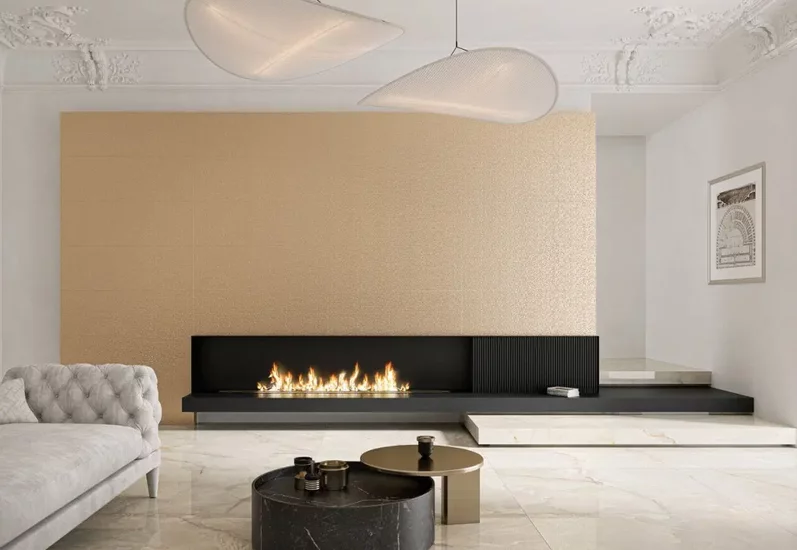 Nowoczesny salon z liniowym kominkiem na tle beżowej ściany z płytek i podłogą z marmurowych płytek.