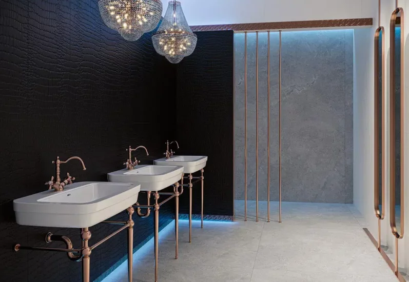 Nowoczesna łazienka z jasnoszarymi płytkami imitującymi beton i czarną ścianą z fakturą skóry krokodyla.